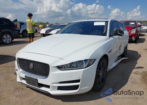 2019 Jaguar Xe 25T Prestige z USA, uszkodzony, nr VIN SAJAE4FX4KCP49744